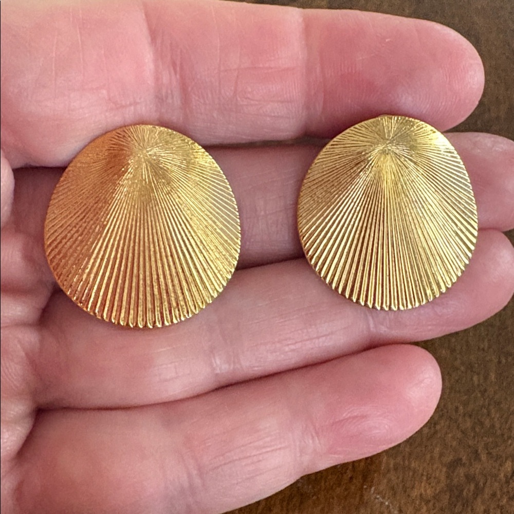 Vintage Monet Goldtone Shell Earrings - Picture 3 of 3